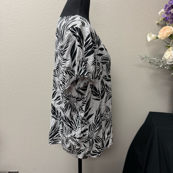 Como Blu 1X Black White Tropical Leaf Print Blouse V Neck Casual Summer Top - Picture 5 of 9